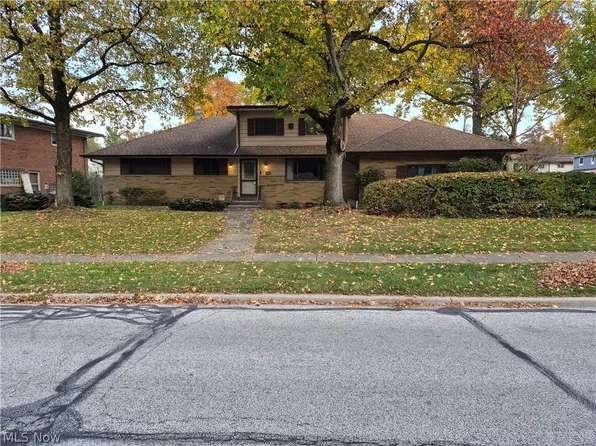6697 Greenbriar Dr, Parma Heights, OH 44130