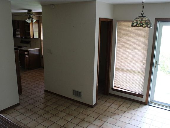 5th image of 462 Village Oaks Ln