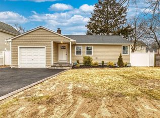 15 Spruce St, Bay Shore, NY 11706