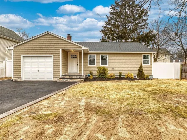 15 Spruce Street, Bay Shore, NY 11706