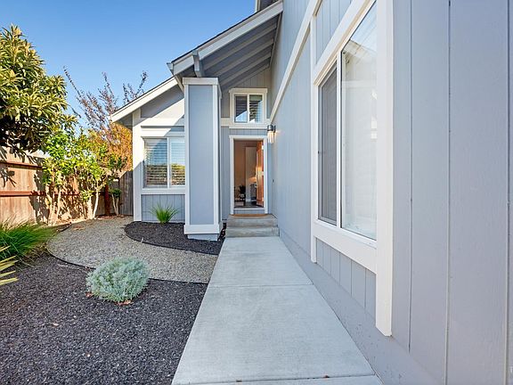 3rd image of 1136 Navarro Street