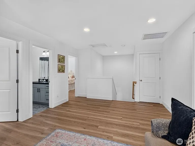 324 E 2nd St #B — Photo 14