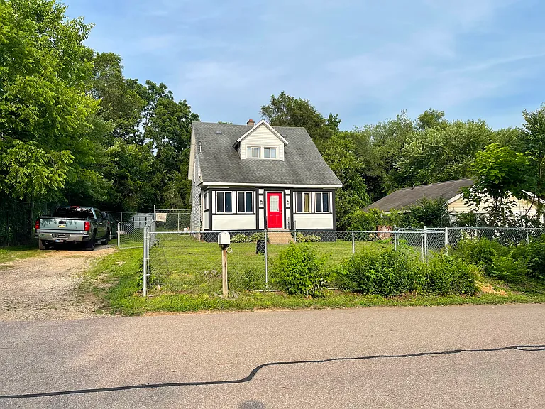 518 Leenhouts St — Photo 3