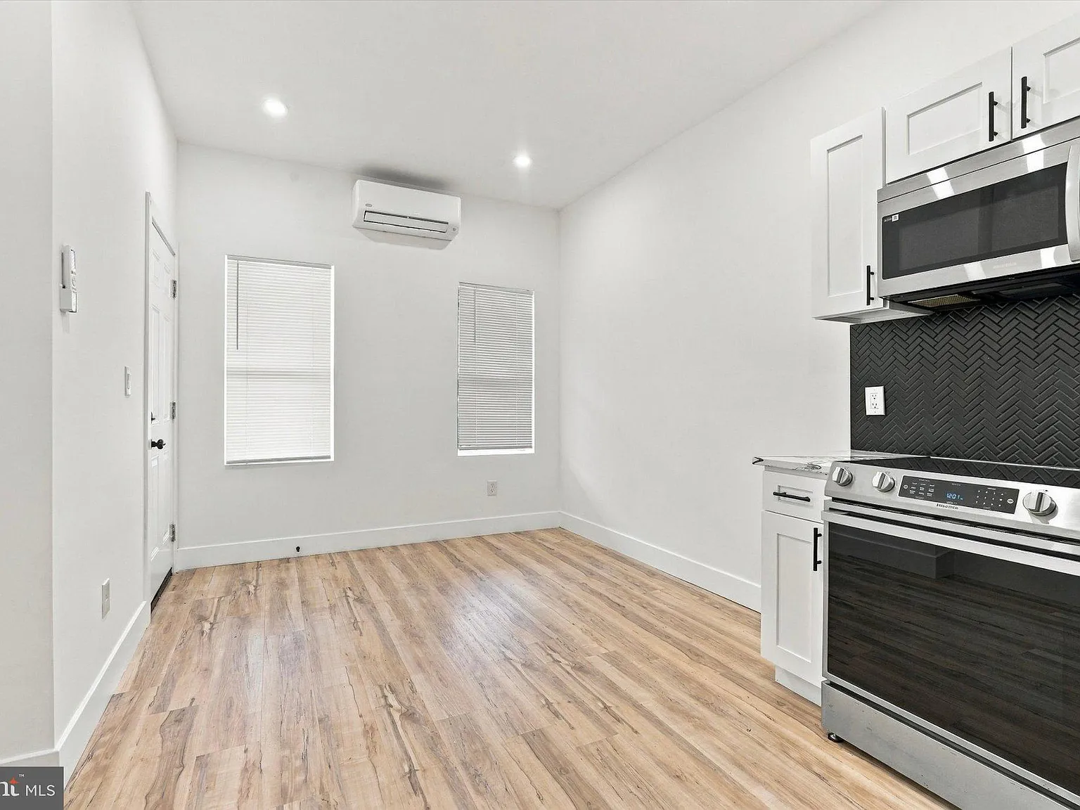 2 bed, 1.0 bath, 600 sqft, $1,600 — Photo 3