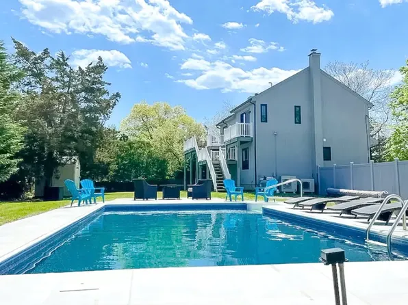 https://photos.zillowstatic.com/fp/b18a5b531139e6d7b5b8ff35a76f68d2-p_e.webp