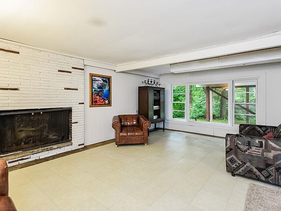 5th image of 343 Lantern Dr NW