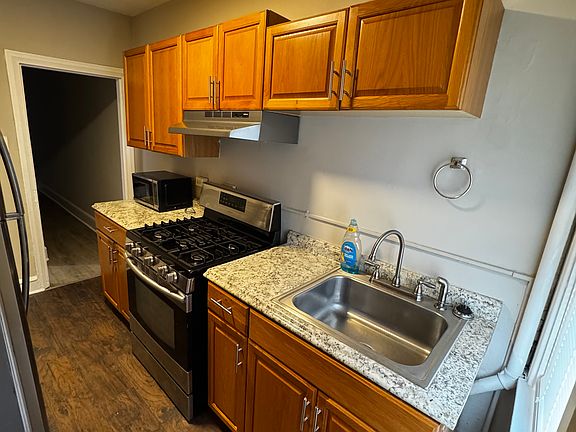 2nd image of 903 N Van Buren St #3