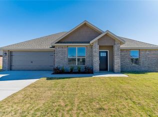 1621 Gallant Fox Ln, Prairie Grove, AR 72753