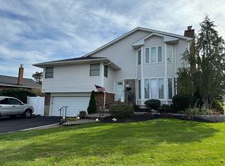 44 Maplewood Dr, Plainview, NY 11803