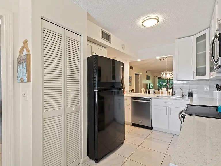5380 Cedar Lake Dr #304 — Photo 4