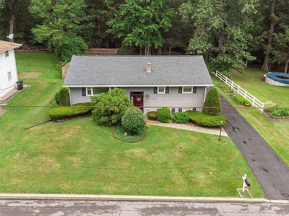 3rd image of 236 Ridgefield Rd