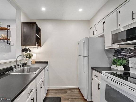 4th image of 3803 El Camino Pl #27