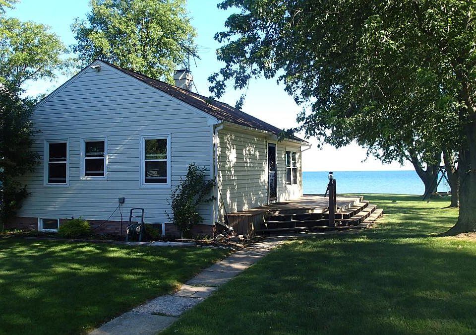 Sidewalk and entrance from South to North