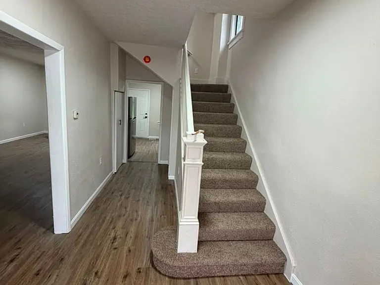 740 Middle Ave — Photo 9