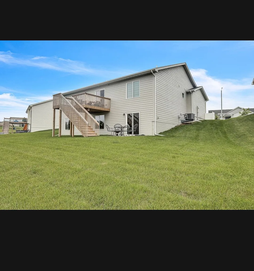 4 bed, 1479 sqft, $2,700 — Photo 2
