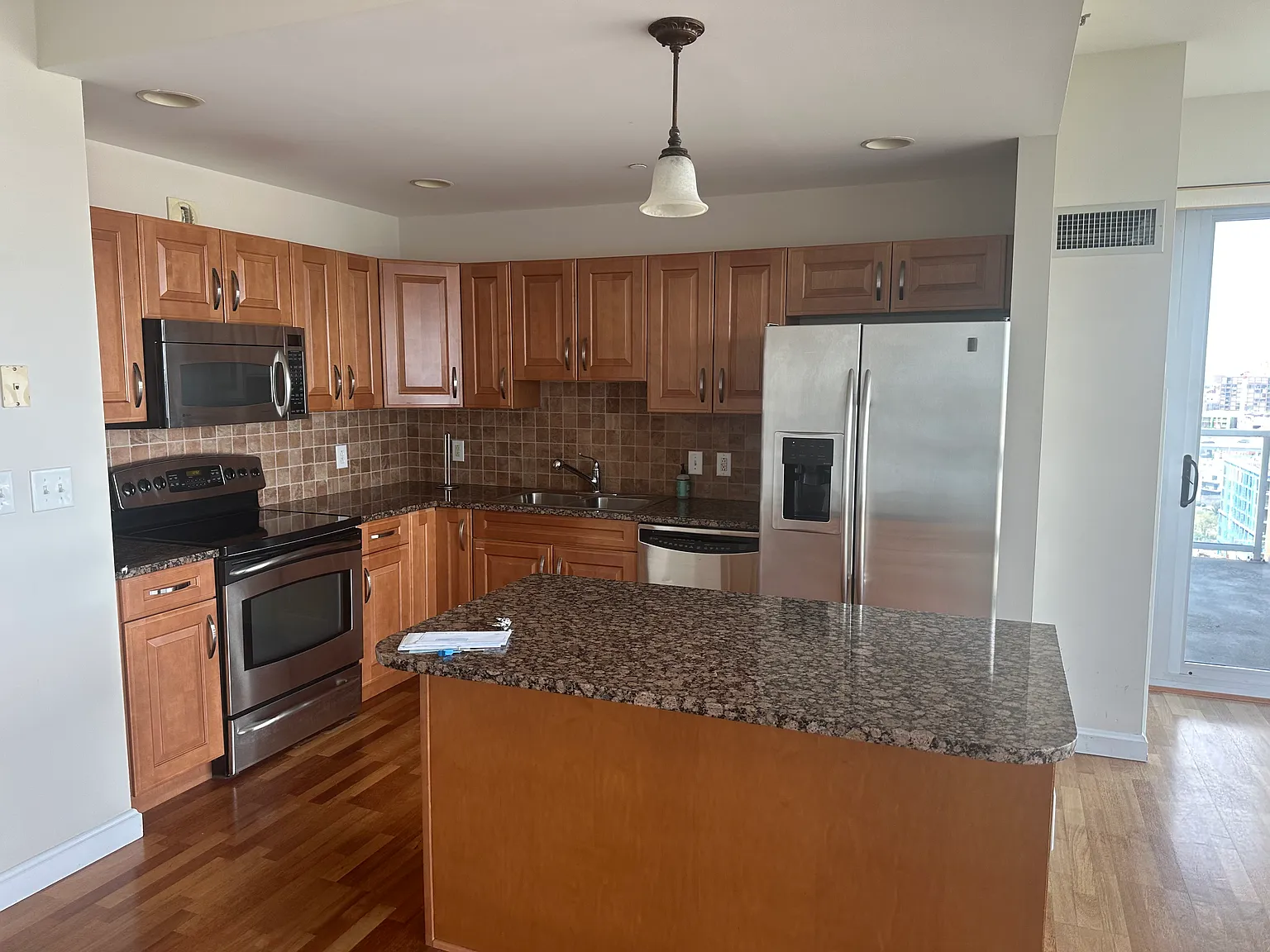 2 bed, 2.5 bath, 1568 sqft, $3,999 — Photo 3