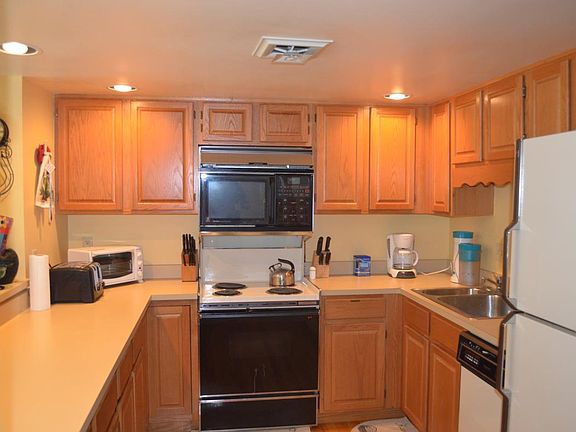 Efficient U shaped kitchen stocked