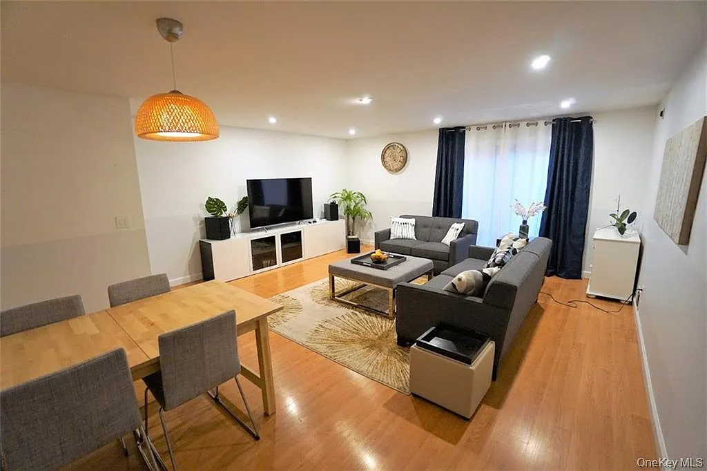 2 bed, 1.5 bath, 1270 sqft, $3,600 — Photo 2