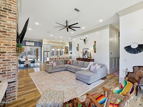 2nd image of 1503 Ainsworth Rd