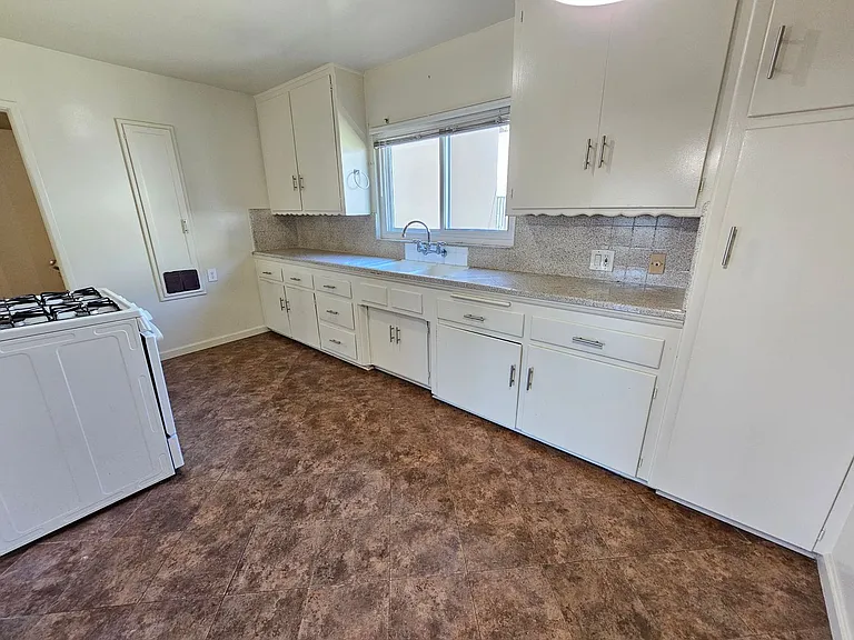 2753 E Monroe St — Photo 4