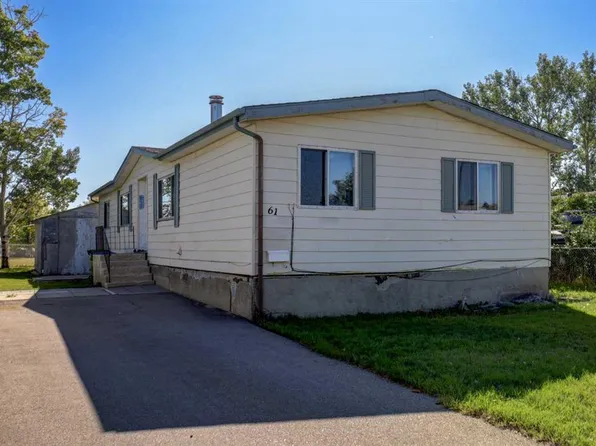61 W Huntstrom Dr NE, Calgary, AB T2K 5V5