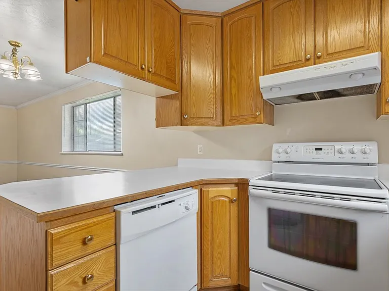915 N 500 W #16 — Photo 11