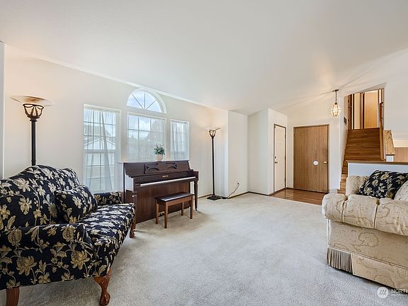 Enter into foyer w/wood look flooring.>
