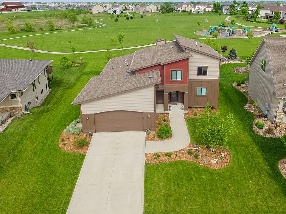 1st image of 607 NW Jackson Dr