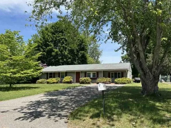 26 Powderhorn Dr, Taunton, MA 02780