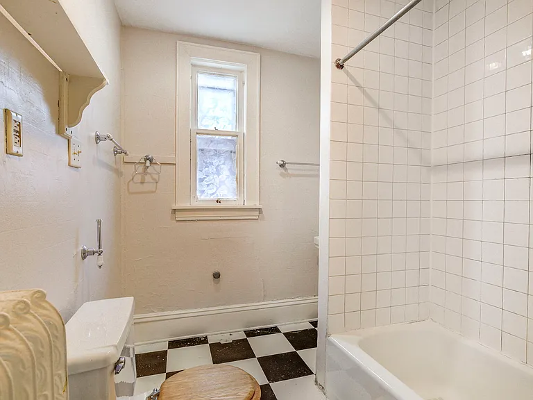 712 W 28th St #1 — Photo 13