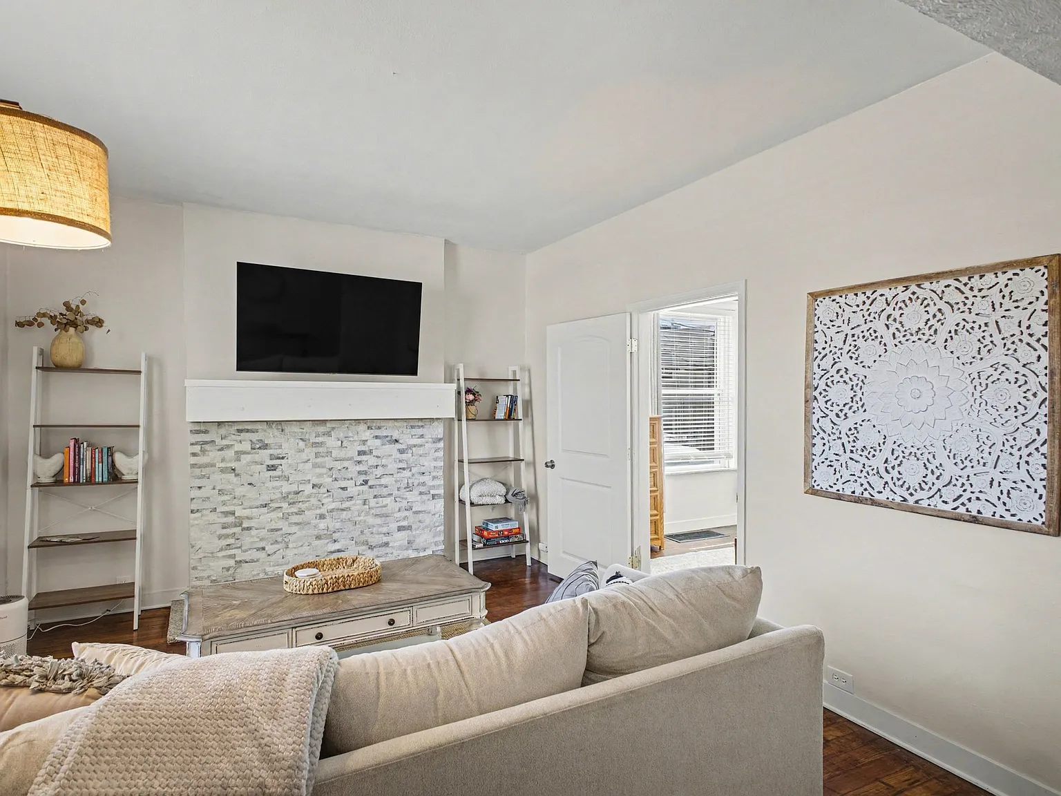 2 bed, 900 sqft, $2,000 — Photo 1