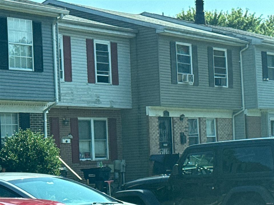 1st image of 633 Burlington Ct