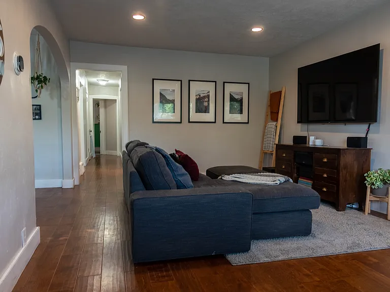 749 E Stratford Ave — Photo 2