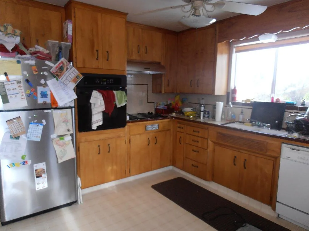 5 bed, 2.5 bath, 2500 sqft, $3,540 — Photo 3