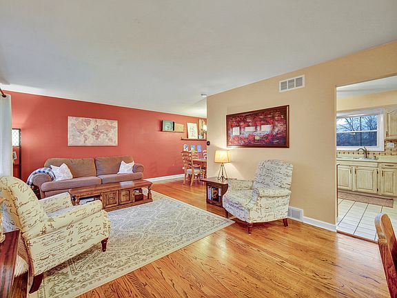 5th image of 10456 S Stowe Ct