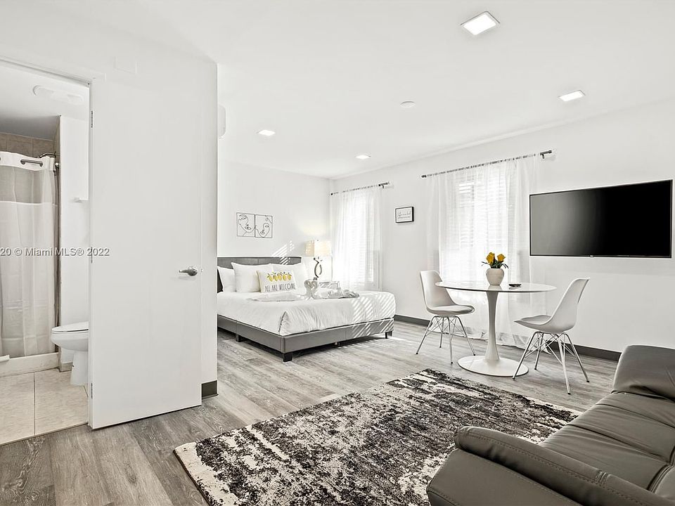 1st image of 5852 SW Sunset Dr #1