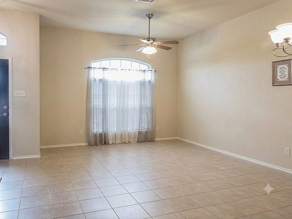 4th image of 415 Harding Ln