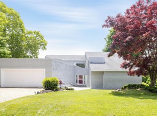 6 Bay View Dr, Hampton Bays, NY 11946