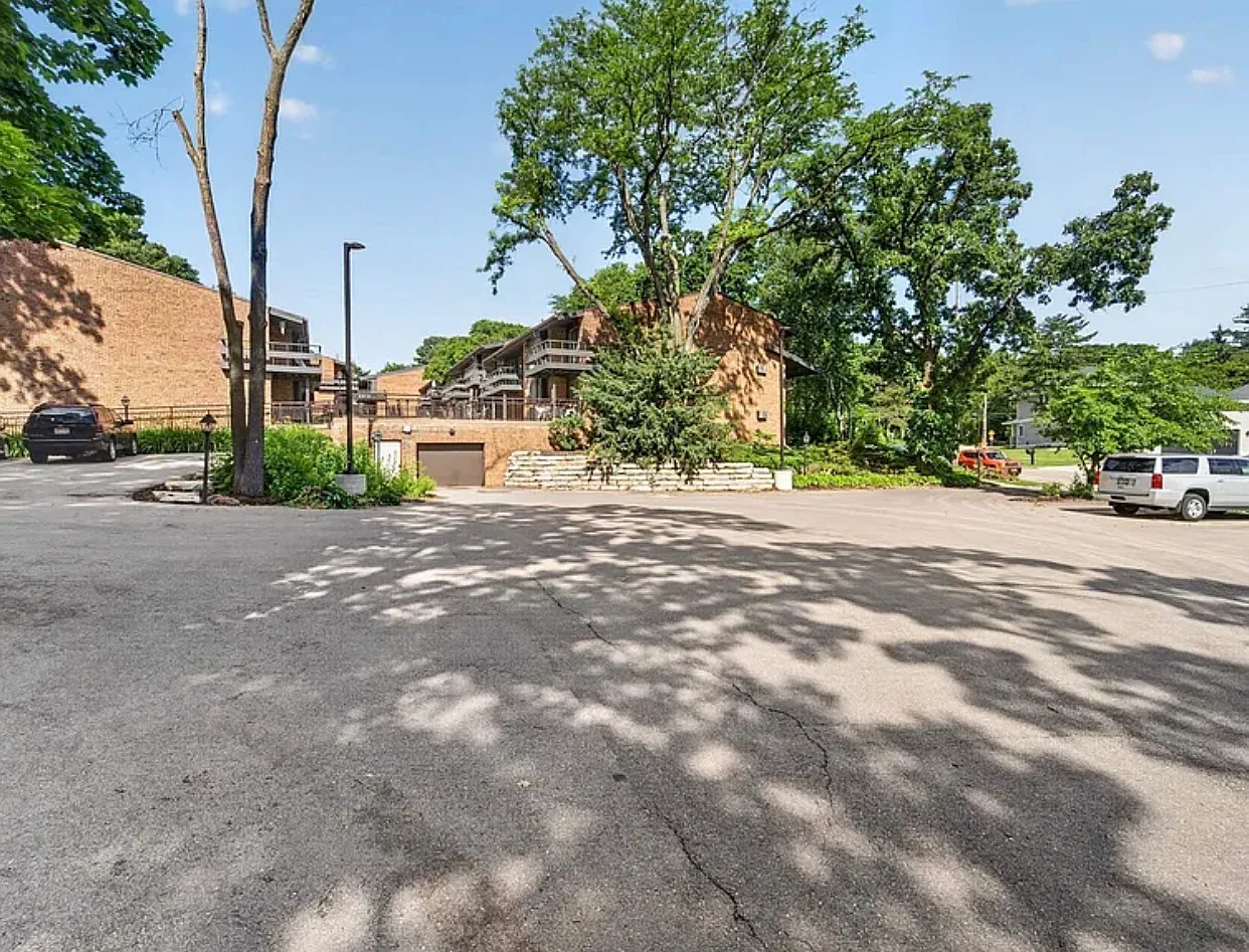 2 bed, 1.5 bath, 890 sqft, $1,900 — Photo 2