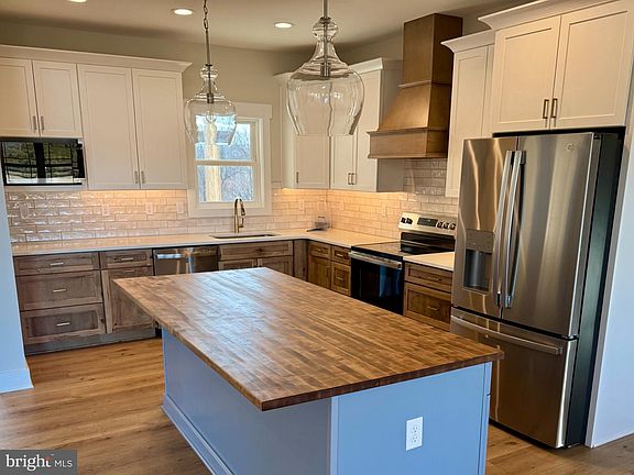 3rd image of Ridgestone Ln