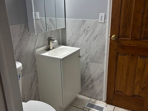 3rd image of 302 Ridge Cir