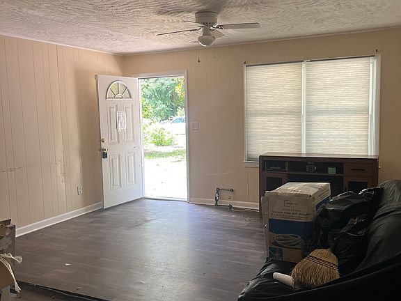 5th image of 908 Crestwood Ter