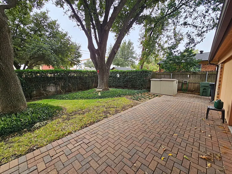 400 Hallmark Dr — Photo 33