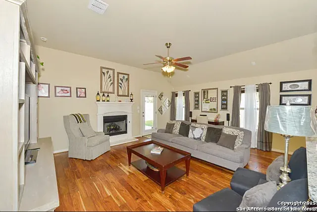 3 bed, 2.0 bath, 1843 sqft, $2,700 — Photo 4