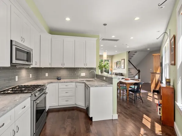 370 Beech St #2, Roslindale, MA 02131