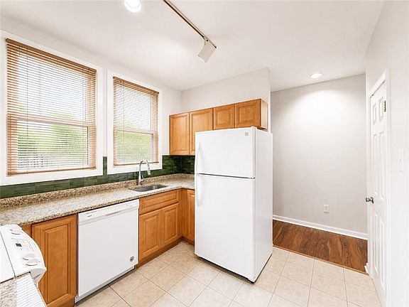 4th image of 8 Slocum St APT 9