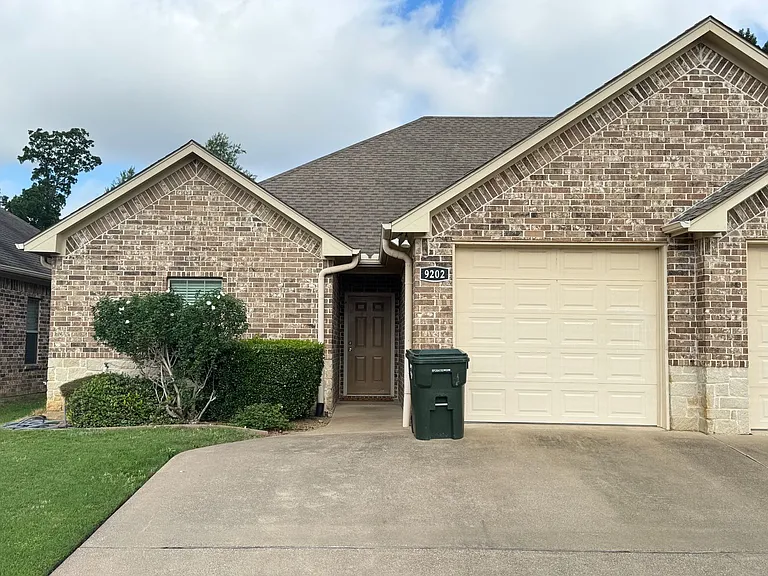 9100 Shadow Oak Dr — Photo 3