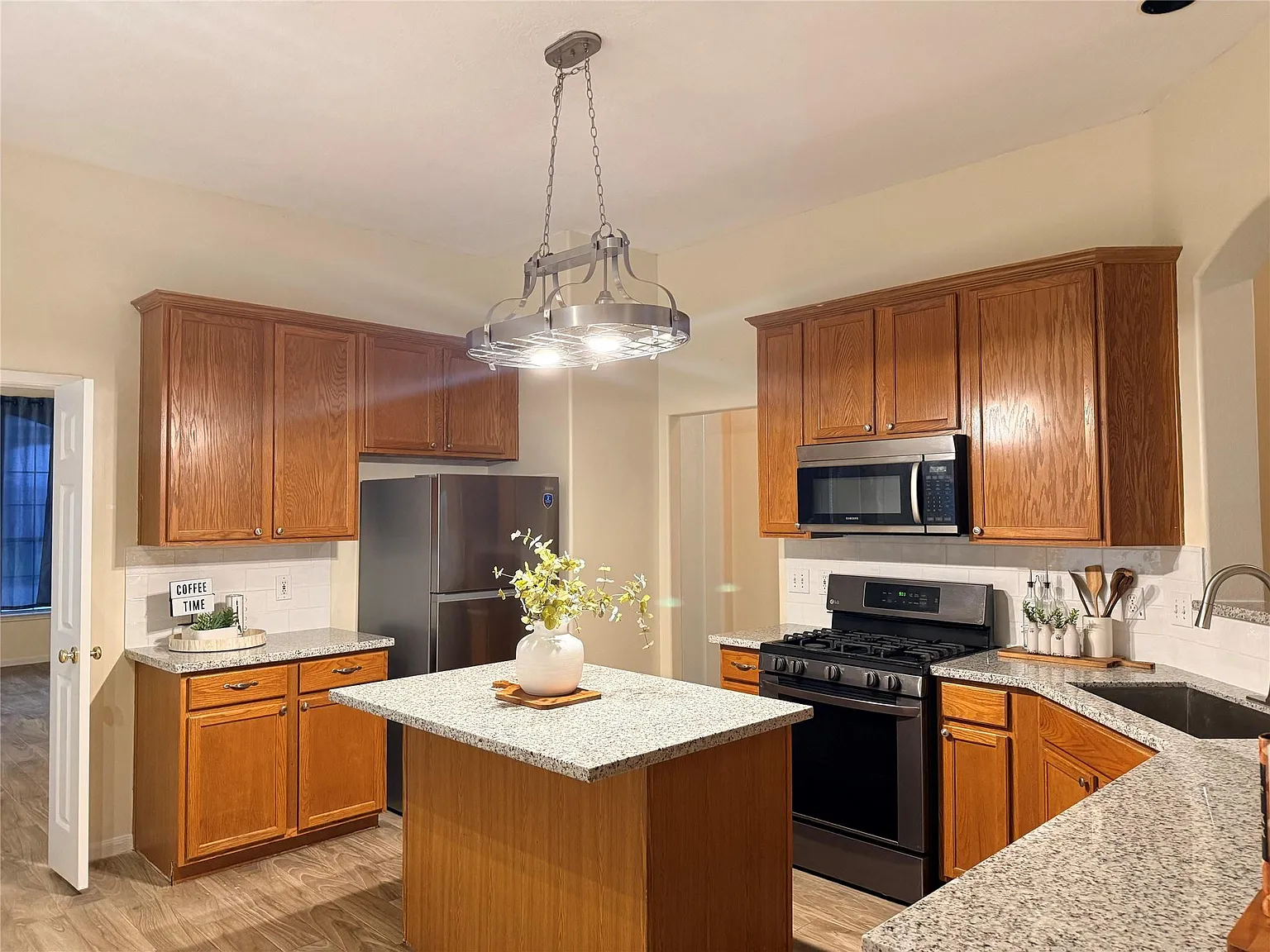 3 bed, 2.0 bath, 2152 sqft, $2,200 — Photo 3