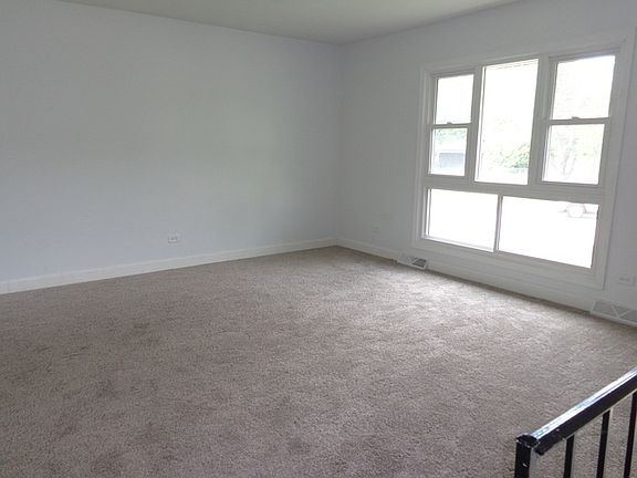 3rd image of 304 E Mulberry Dr