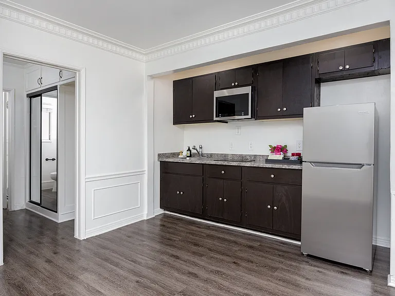 435 S Norton Ave — Photo 32